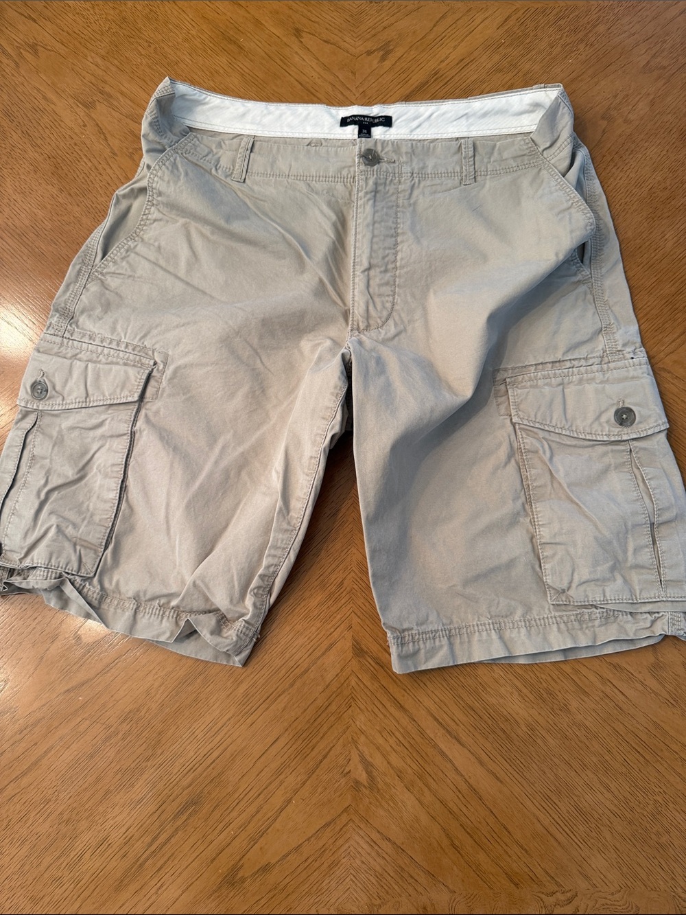 Banana Republic Men's Cargo Shorts in Light Khaki Size 35